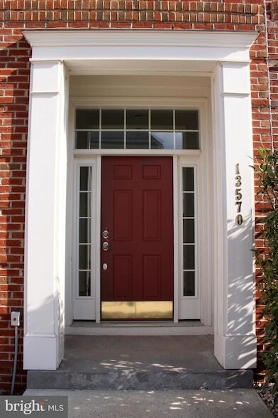 13570 Village Green Dr in Leesburg, VA - Foto de edificio - Building Photo