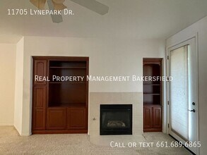 11705 Lynepark Dr in Bakersfield, CA - Building Photo - Building Photo