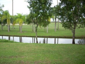 232 Pebble Beach Blvd, Unit 104 in Naples, FL - Foto de edificio - Building Photo