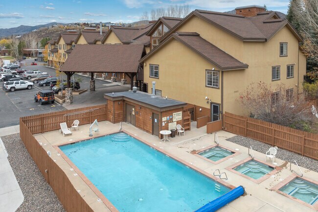 Ski Town Apartments in Steamboat Springs, CO - Foto de edificio - Building Photo