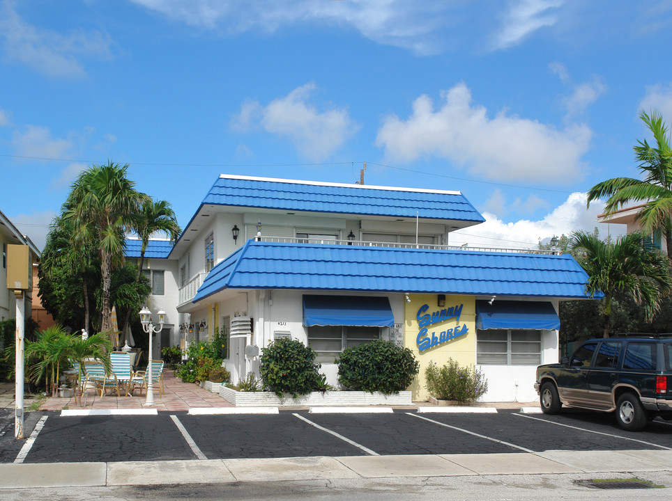 Sunny Shores Apartments in Fort Lauderdale, FL - Building Photo