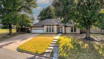 103 Briarhaven Blvd in Weatherford, TX - Building Photo