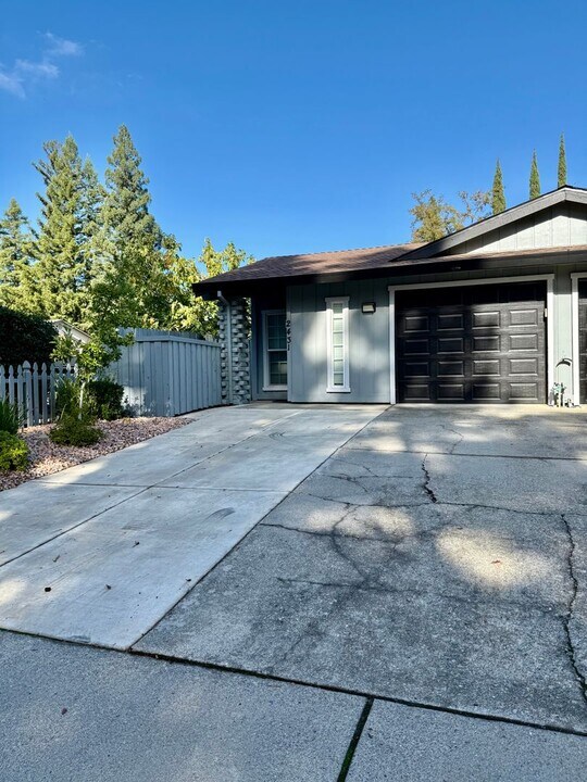 2431-2433 Larkspur Ln in Sacramento, CA - Building Photo