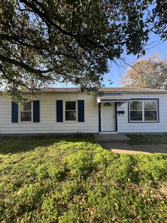 715 St Barbara Ln in Sauget, IL - Building Photo