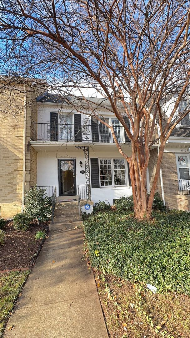 1742 Chain Bridge Rd in McLean, VA - Building Photo - Building Photo