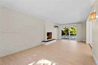 5865 SW 48th St in Miami, FL - Building Photo - Building Photo