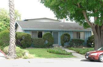 2451 Elden Ave in Costa Mesa, CA - Building Photo - Building Photo