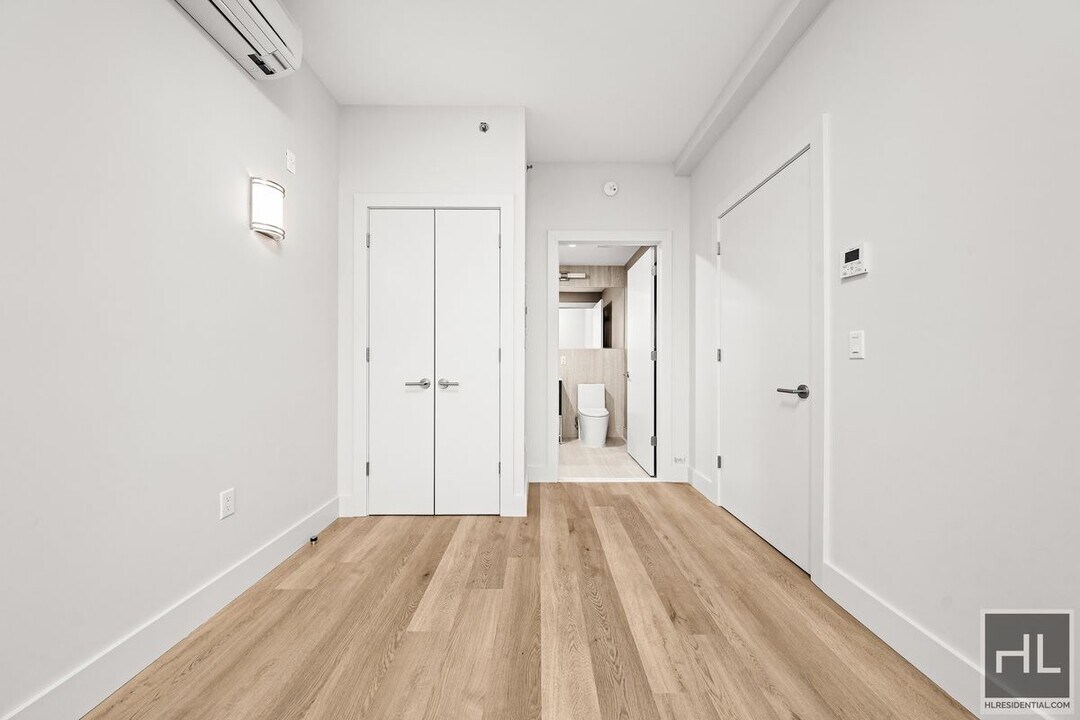 BRUCKNER BOULEVARD in Bronx, NY - Building Photo