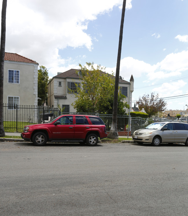 3053 San Marino St in Los Angeles, CA - Foto de edificio - Building Photo