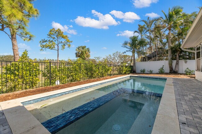 1455 54th Ave NE in St. Petersburg, FL - Foto de edificio - Building Photo