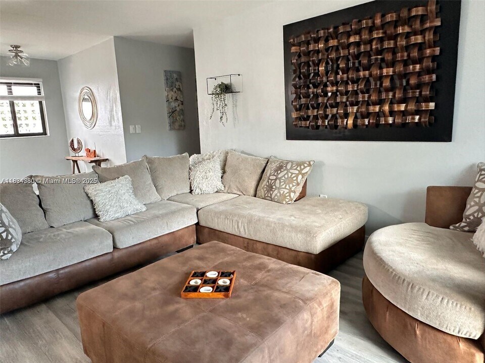 20600 SW 116th Rd in Miami, FL - Building Photo