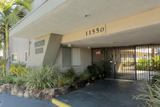 Schon Haus in Downey, CA - Foto de edificio - Building Photo