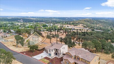 8145 Benevento Dr in El Dorado Hills, CA - Foto de edificio - Building Photo