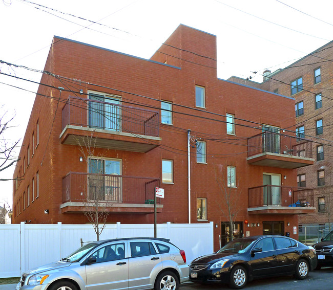 10-30 Neilson St in Far Rockaway, NY - Building Photo - Building Photo