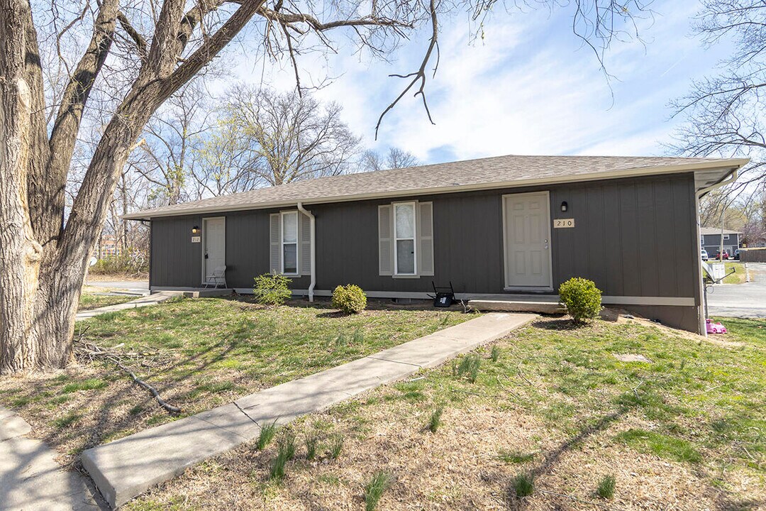 210 Wheaton Ct in Columbia, MO - Building Photo
