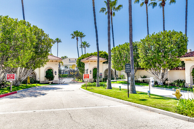 3739 Winford Dr in Tarzana, CA - Foto de edificio - Building Photo