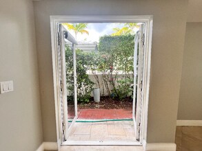 1045 SW 9th Ct in Miami, FL - Building Photo - Building Photo