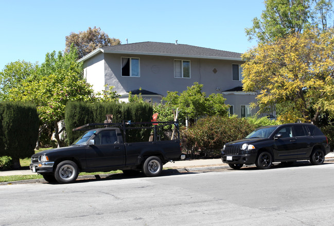 218 Lincoln Ave in Redwood City, CA - Foto de edificio - Building Photo