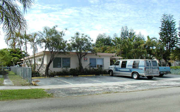 732 Moffett St in Hallandale Beach, FL - Foto de edificio