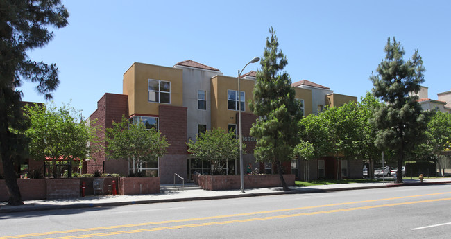 Castlewood Terrace in Granada Hills, CA - Foto de edificio - Building Photo