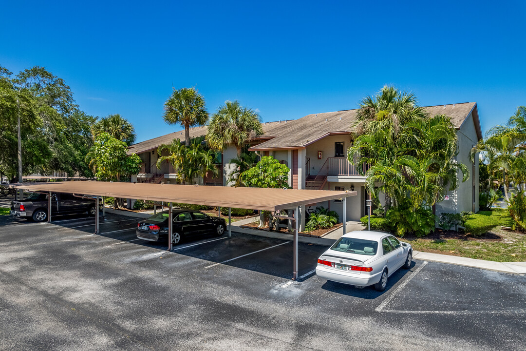 Trafalgar Square Condominiums in St. Petersburg, FL - Building Photo