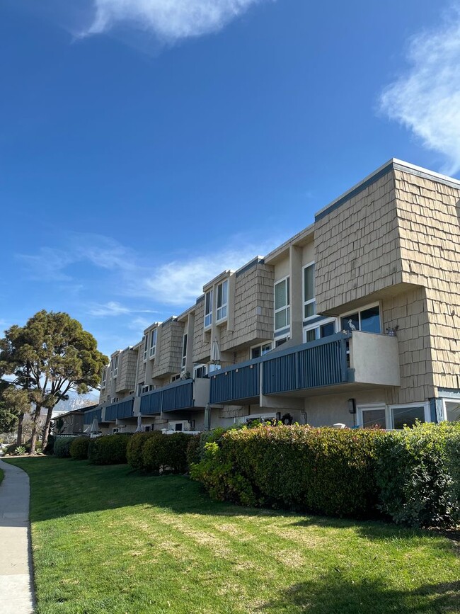 4700 Sandyland Rd in Carpinteria, CA - Foto de edificio - Building Photo