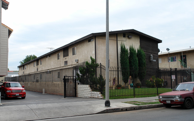 8938 Cedros Ave in Los Angeles, CA - Foto de edificio - Building Photo