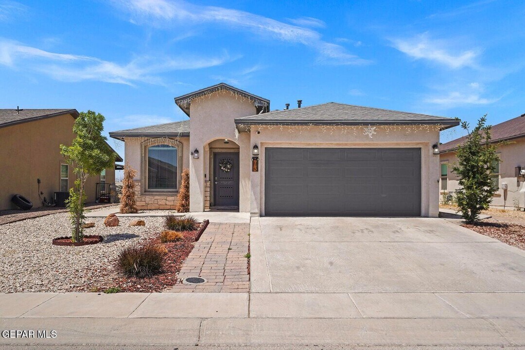 213 Flor Papagayo in Socorro, TX - Building Photo