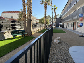 Sierra Park Apartments in Las Vegas, NV - Foto de edificio - Building Photo