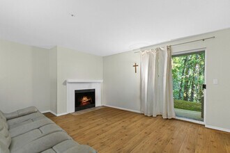 19230 Forest Park Dr NE in Lake Forest Park, WA - Building Photo - Building Photo