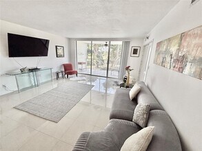 3051 S Palm Aire Dr in Pompano Beach, FL - Building Photo - Building Photo