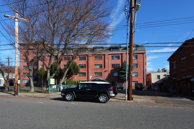Riverview Apartments in Ansonia, CT - Foto de edificio - Building Photo
