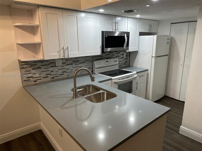 7155 NW 179th St in Hialeah, FL - Building Photo - Building Photo