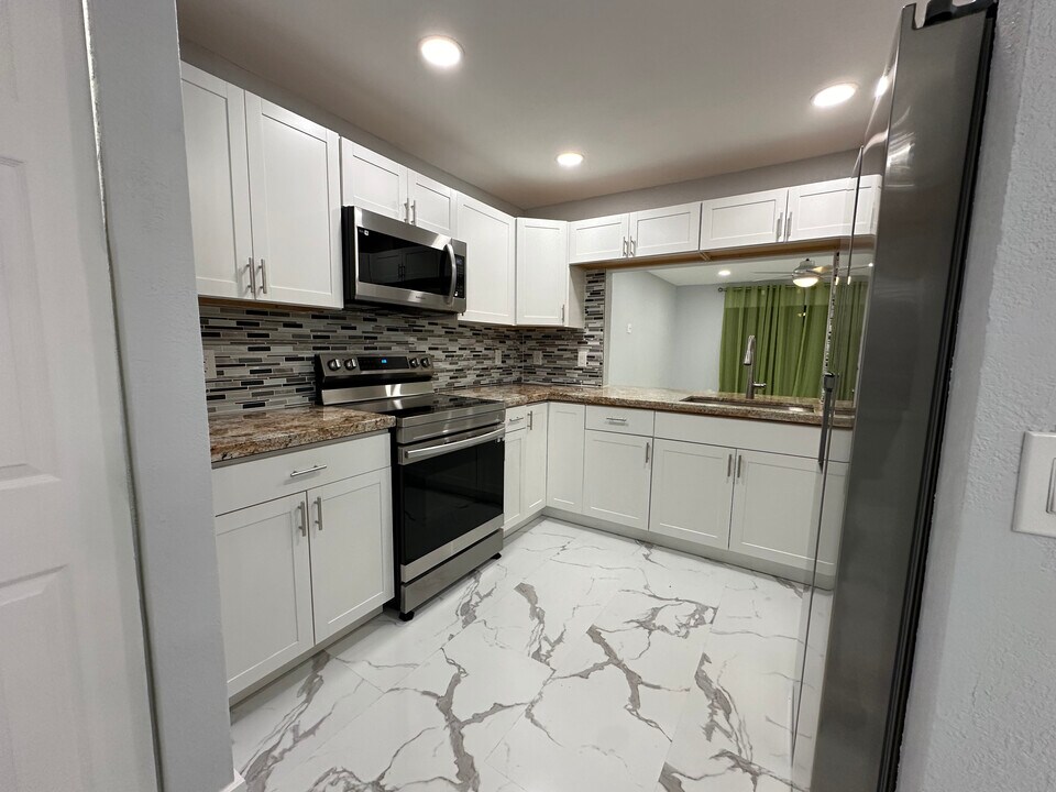 5266 Gate Lake Rd in Tamarac, FL - Building Photo