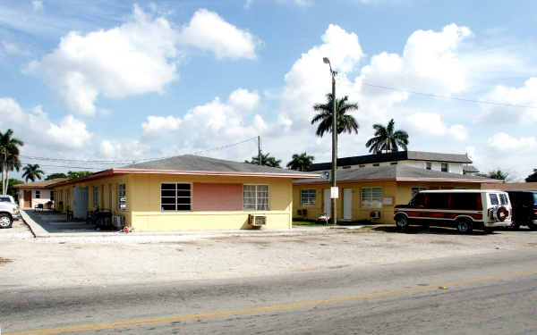 84 NW 12th St in Homestead, FL - Foto de edificio - Building Photo