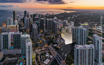 99 SW 7th St in Miami, FL - Building Photo - Building Photo