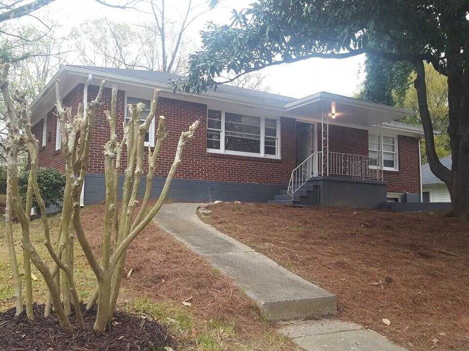 211 Howard St NW in Atlanta, GA - Building Photo