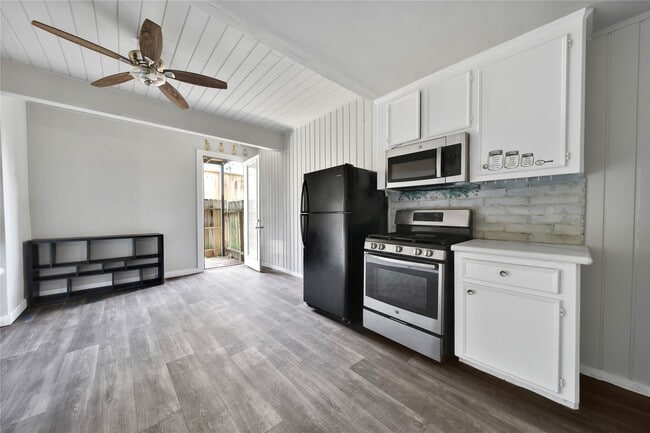 28 Lakeway St in Conroe, TX - Building Photo - Building Photo