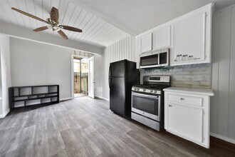 28 Lakeway St in Conroe, TX - Foto de edificio - Building Photo