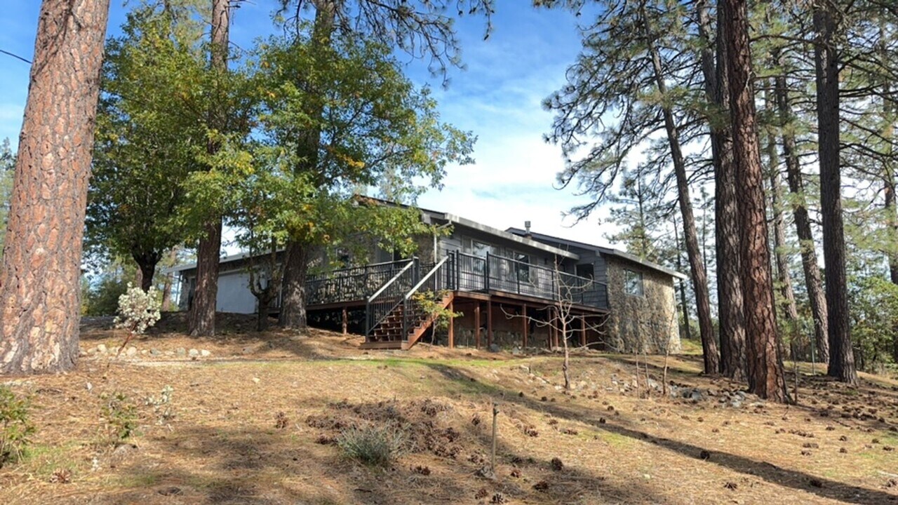 15282 Avery Way in Grass Valley, CA - Building Photo