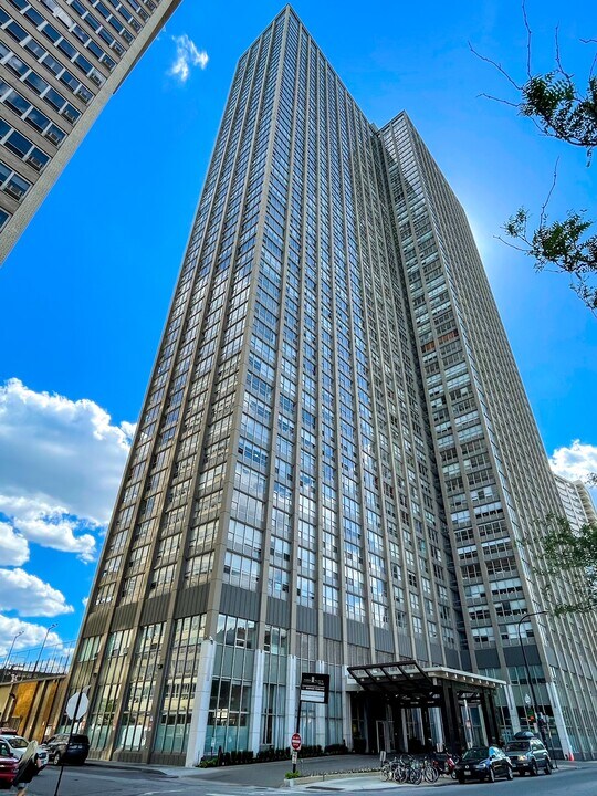 655 W Irving Park Rd, Unit 4702 in Chicago, IL - Building Photo