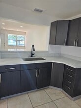 7770 W 8th Ave in Hialeah, FL - Building Photo - Building Photo