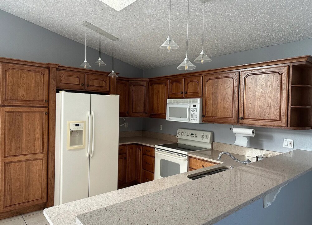 30030 Cove Ct E in Winter Haven, FL - Building Photo