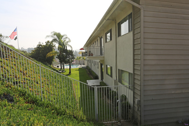 Villa Knolls Apartments in La Mesa, CA - Foto de edificio - Building Photo