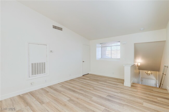 8009 Celestial Ave in Las Vegas, NV - Foto de edificio - Building Photo