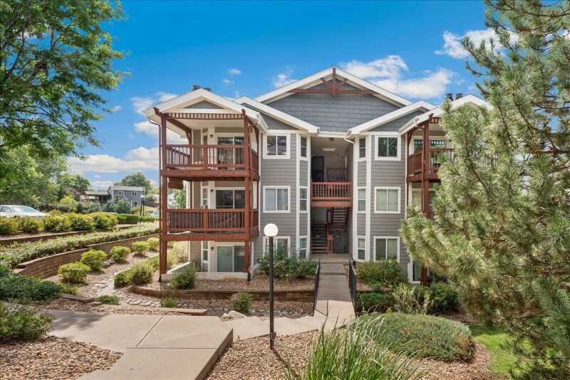 17652 E Loyola Dr in Aurora, CO - Building Photo