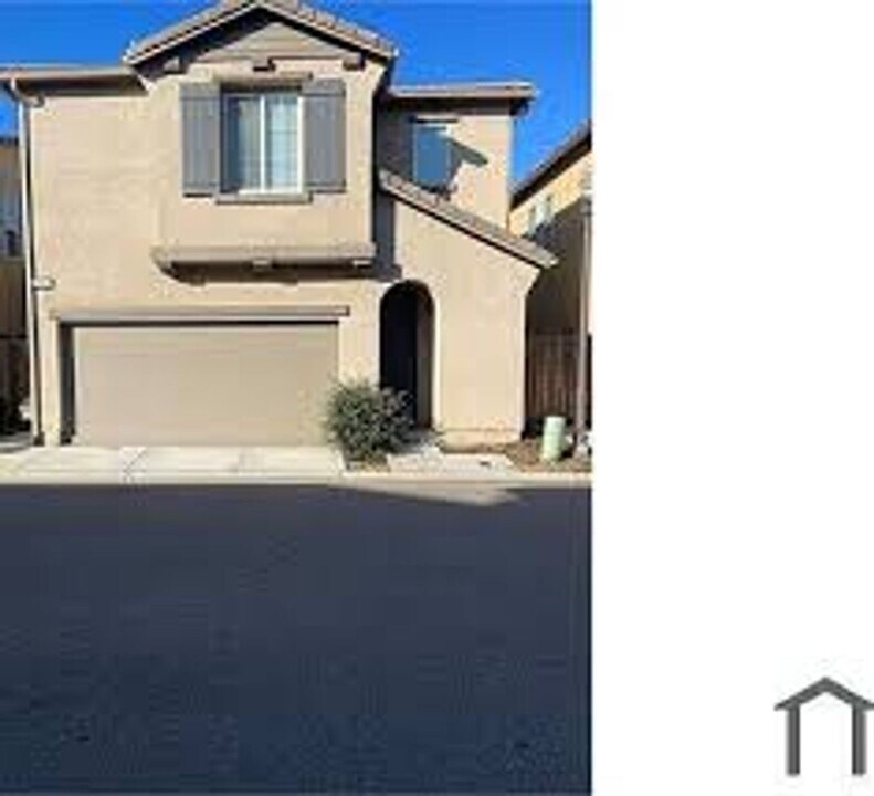 2562 Legacy Dr in Clovis, CA - Building Photo