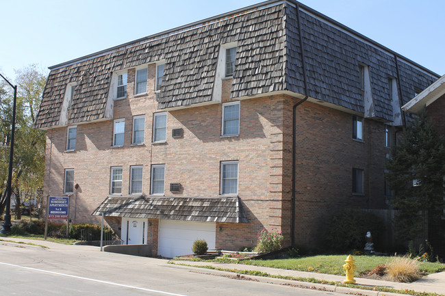 Somerset Apartments in Rockford, IL - Building Photo - Building Photo