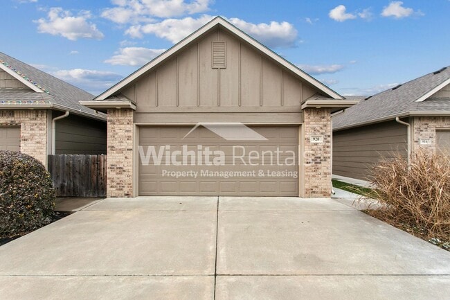 property at 920-922 W Onewood Pl