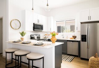 Bungalows at Whitehawk Lake in Elkhorn, NE - Foto de edificio - Building Photo